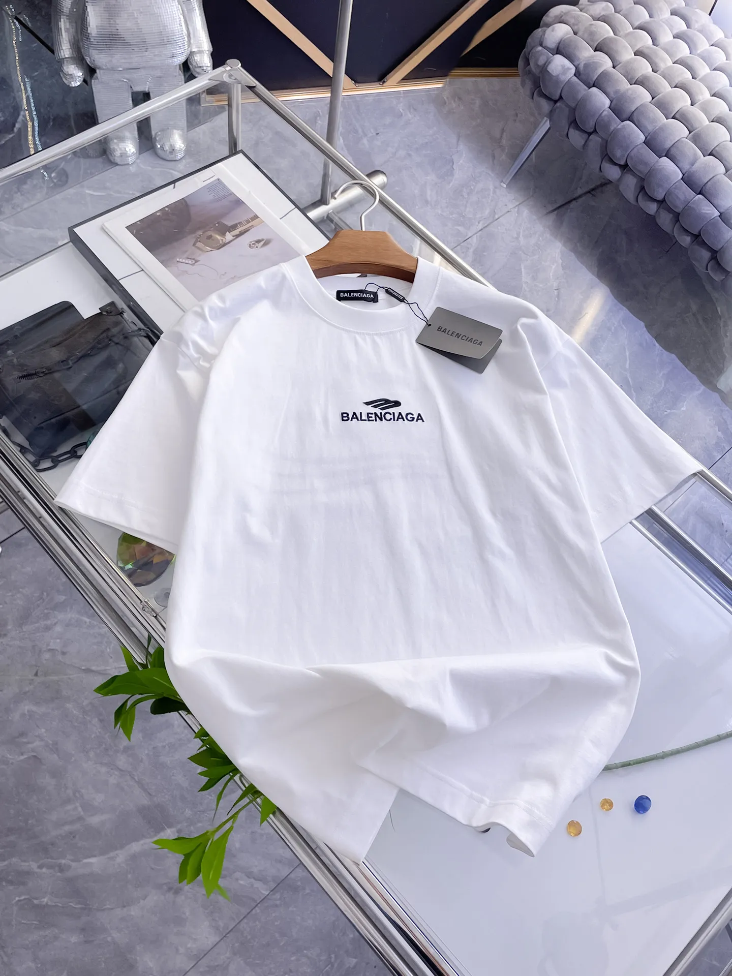 Balenciaga's high-end top-quality products 🐮2026 Spring and Summer New Arrival first counter, the latest New Arrival short-sleeved round neck T-shirt, Premium customized design, avant-garde and fashionable! Brand logo heavy craftsmanship design Premium customized 260g fabric. Soft to the touch. Comfortable to wear. Counter-level exquisite stitching. Fine workmanship. The upper body effect is incomparably handsome! A must-have item for men and women with the same style! Sizes: S~XXL When placing an order, please state your height and weight. The maximum wearing size is 210 pounds (one size larger)